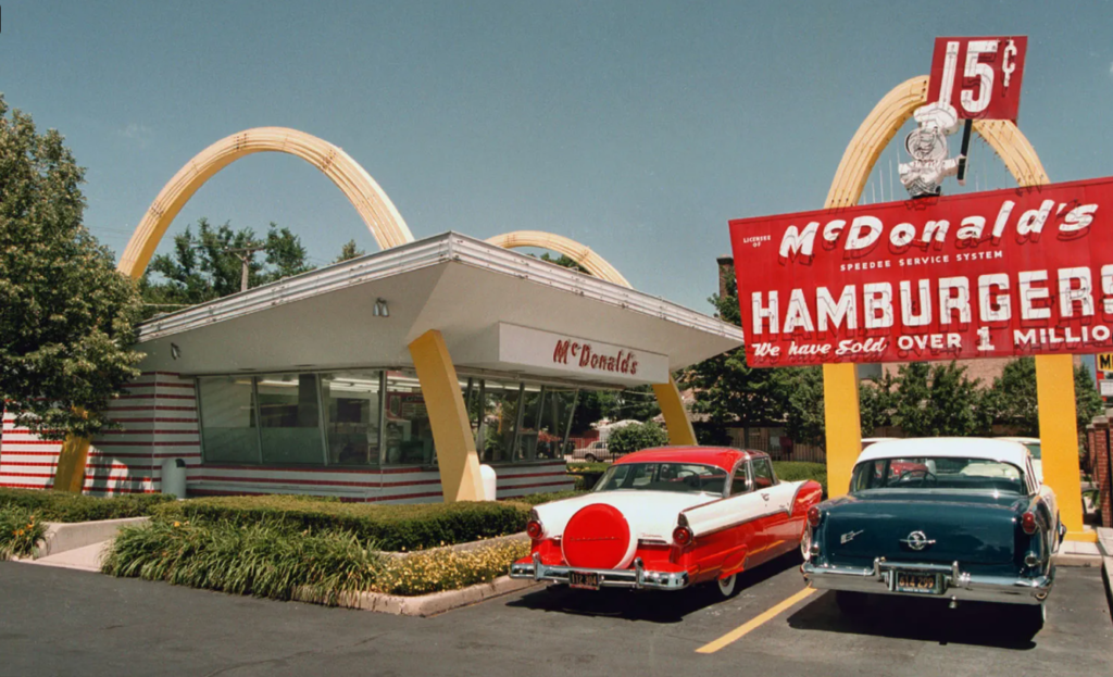 Fachada de um McDonald's dos anos 1950