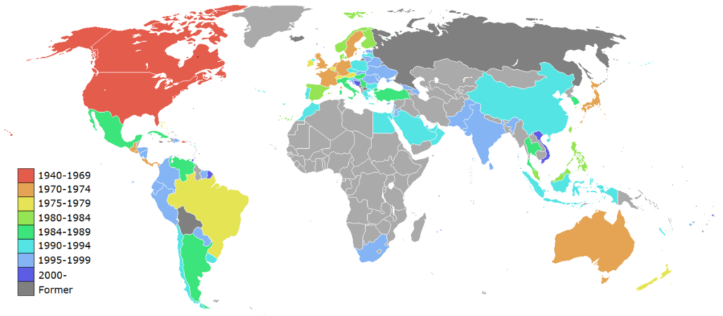 Mapa mundi da expansão do McDonald's a cada década, dos anos 1940 a 2000